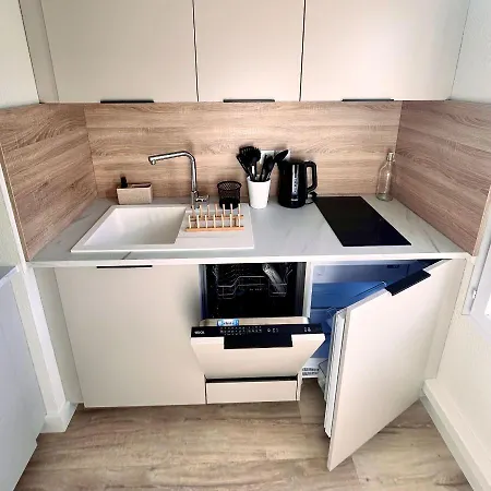 Appartement Modern 1 Bdr + Balcony + Free Parking + Ac + Pool *