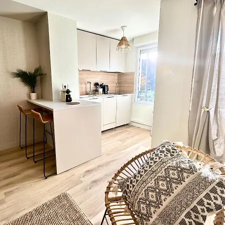 Modern 1 Bdr + Balcony + Free Parking + Ac + Pool